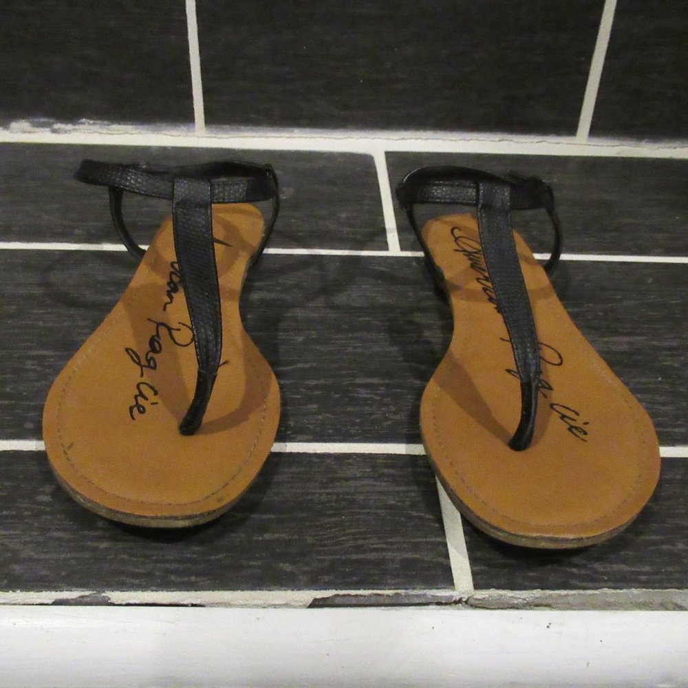 Thong Sandals with adjustable closure